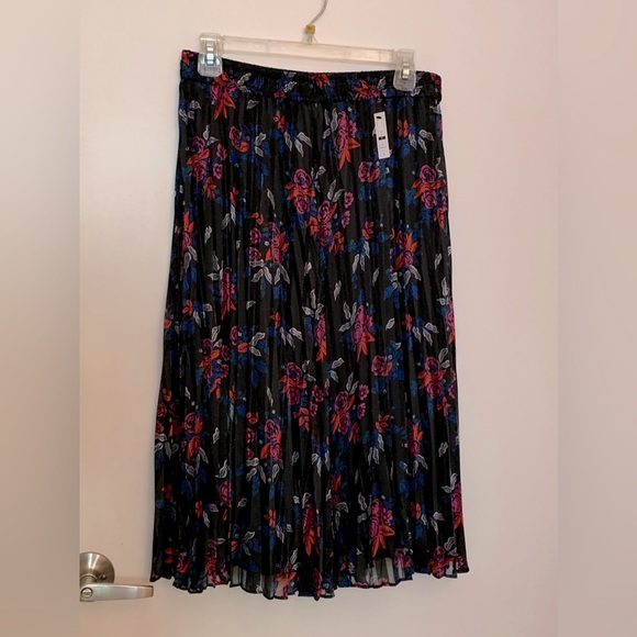 Blouse and skirt set. - Picture 6 of 8